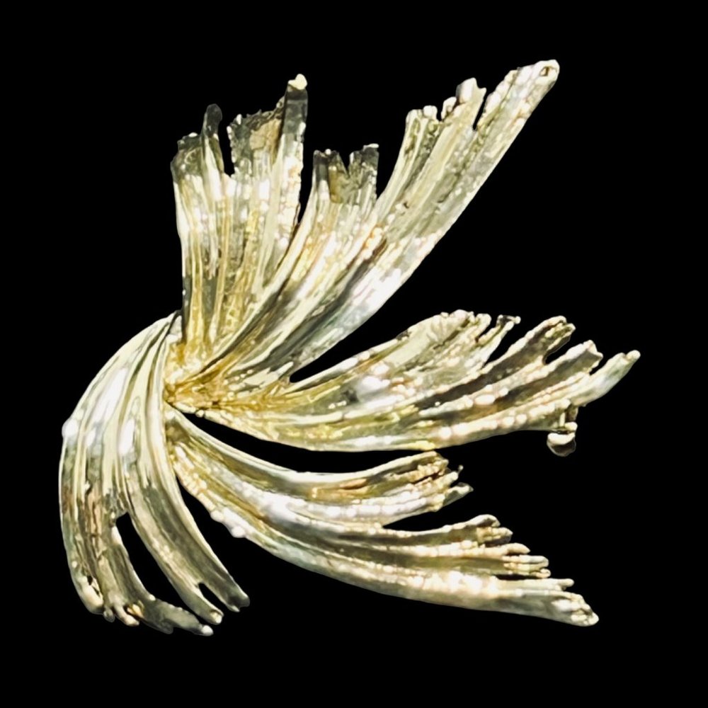 Vintage Gold Tone Wind Blown Leaf Brooch (4908)